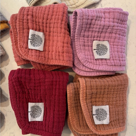 Set of 6 burp clothes, 5 bibs, 2 swaddling blankets - Picture 2 of 12